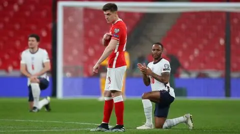 Anglicy klęknęli na Wembley, Polacy nie. "Neutralne, apolityczne stanowisko"