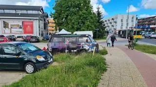 W busie znaleziono ciało mężczyzny, auto wciąż stoi na parkingu