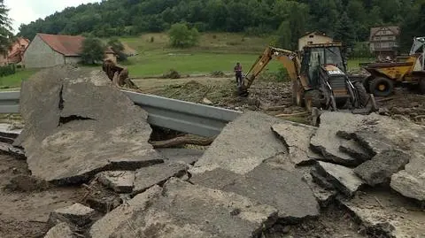 "Mamy drogę, której nie ma w tej chwili". Walka ze skutkami niedzielnych nawałnic
