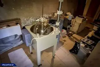 Funkcjonariusze CBŚP zlikwidowali dwa laboratoria, w których produkowany był mefedron i BMK