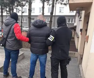 Podali się za policjantów, skrępowali właściciela domu