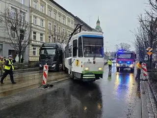 Zderzenie ciężarówki z tramwajem w centrum Szczecina
