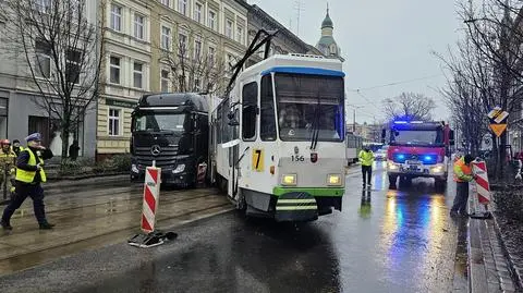 Zderzenie ciężarówki z tramwajem w centrum Szczecina