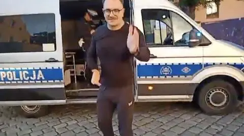 Mejza przy radiowozie, za wycieraczką wezwanie