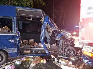 Kierowca wjechał w naczepę ciężarówki