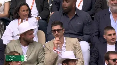 Lewandowski znów na trybunach w Paryżu. Obok niego inne gwiazdy