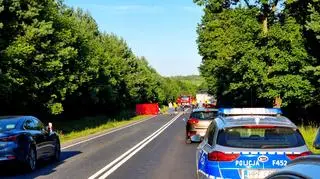 Kierująca toyotą 45-latka zginęła na miejscu. Ranne pasażerki w wieku 15 i 18 lat zostały przetransportowane do szpitala