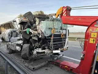 Ciężarówka rozbiła się o ekrany energochłonne