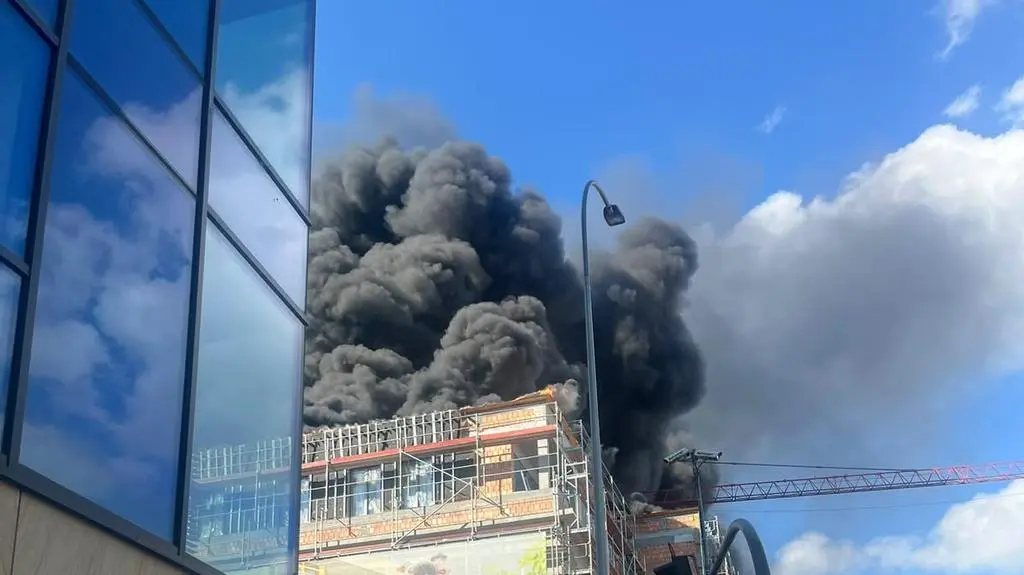 Płonie budowany blok 