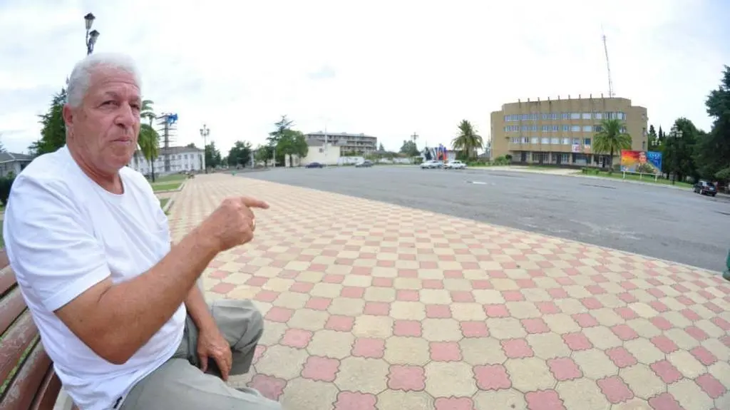 Taksówkarz na głównym placu w Oczamczirze