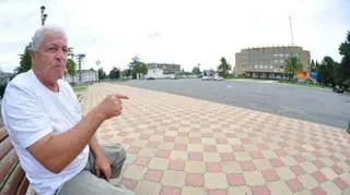 Taksówkarz na głównym placu w Oczamczirze