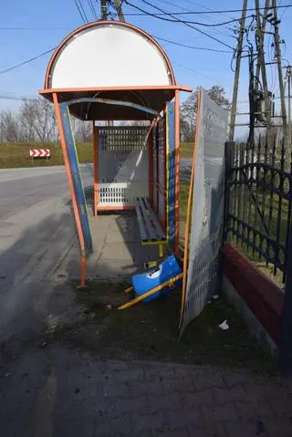 Kierowca uderzył w przystanek