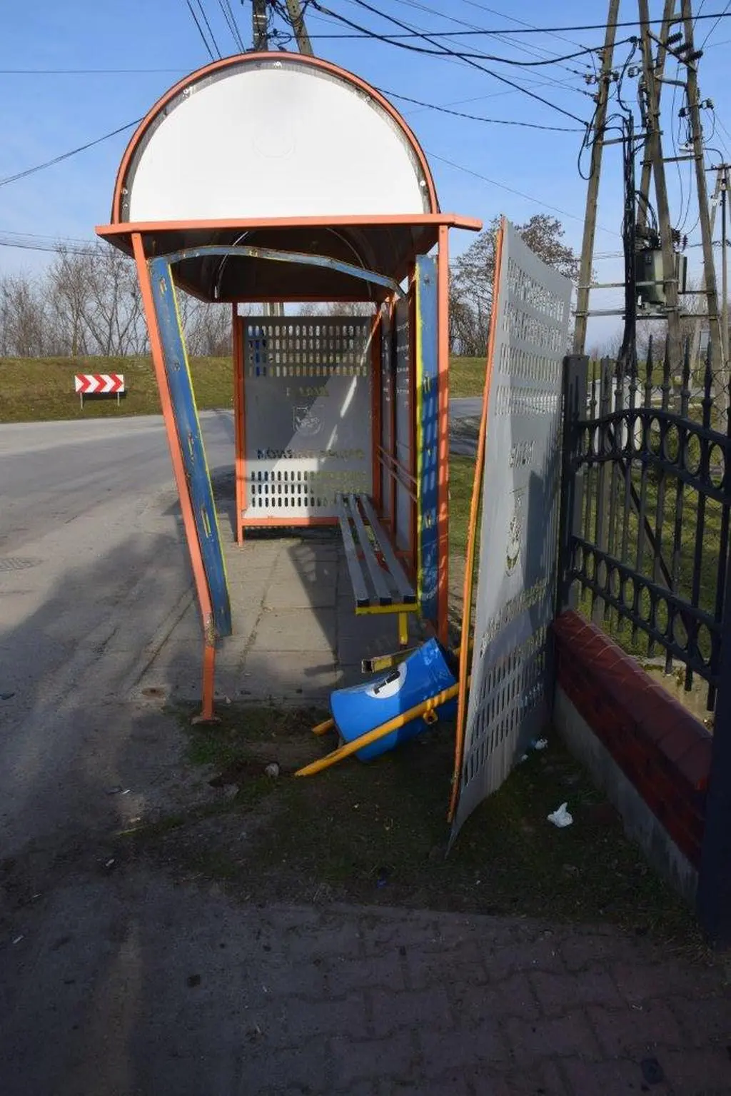 Kierowca uderzył w przystanek