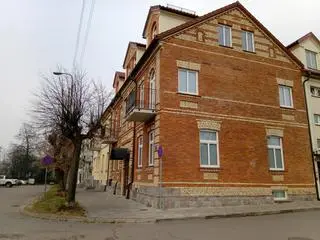 Kamienica, w której na świat przyszedł Samuel Pisar, mieści się przy ulicy Dąbrowskiego 20