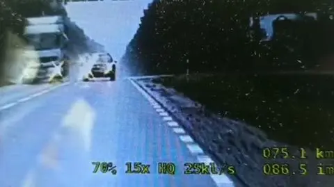 38-letni kierowca zmusił policjantów do gwałtowanego hamowania i zjechania na pobocze