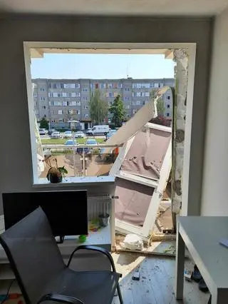 Wyważone zostały drzwi i okno balkonowe