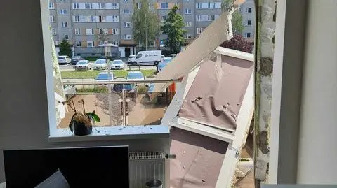 Zalał palący się olej wodą, wyważyło drzwi i okno
