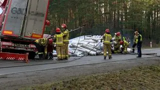 Na jezdnię wysypały się dywany 
