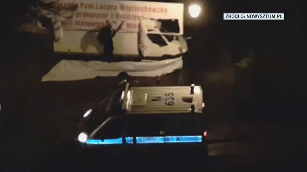 57-latek niszczy baner w Sztumie