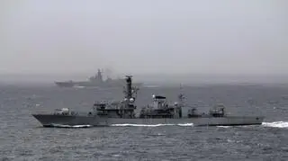 Na zdjęciu na pierwszym planie brytyjska fregata HMS Portland 