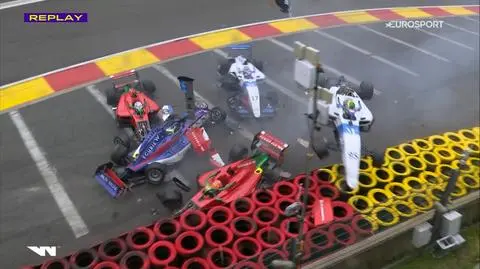 Sześć bolidów skasowanych w jednej chwili. Tragiczny zakręt znów o sobie przypomniał