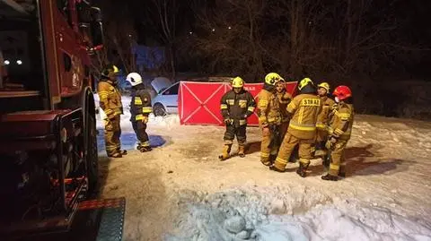 Spalony samochód na poboczu, w środku zwęglone ciało