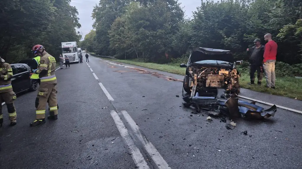 Zderzenie dwóch samochodów. Są ranni, droga zablokowana