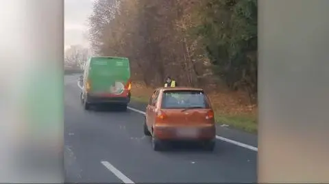 Po kolizji wyszedł ze swojego samochodu, zniszczył szybę autobusu i uciekł. Zatrzymany po pościgu