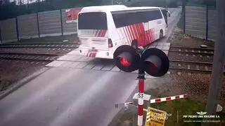 Rogatki się zamykały, sygnalizator nadawał czerwone światło. Kierowca autobusu z pielgrzymami wjechał na przejazd