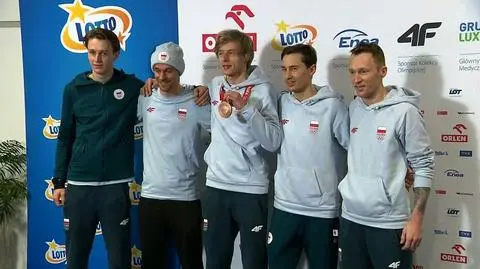 Skoczkowie dotarli do Polski. Na lotnisku powitano ich kwiatami