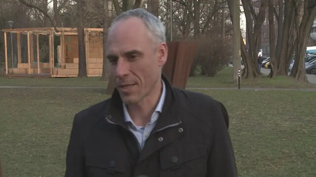 Autor nagrania opisuje wypalanie traw