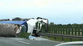 Ciężarówka blokuje drogę