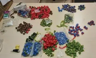W mieszkaniu mężczyzny znaleziono 600 zawiniątek z narkotykami