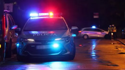 policja noc samochod shutterstock_2219611825