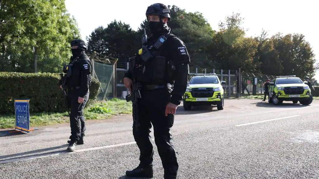 Policja przed bazą RAF Fairford
