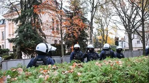 Policja przed gmachem TK