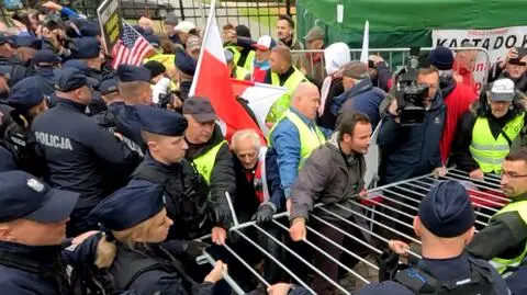 Przepychanki z policją przed Trybunałem Konstytucyjnym. Oglądaj TVN24