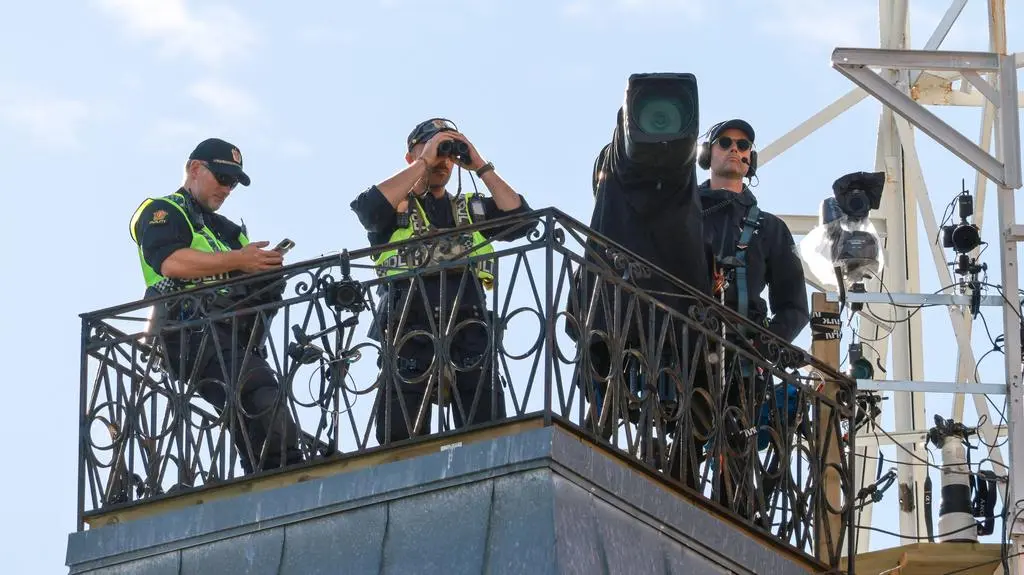 Policjanci i przedstawiciele mediów w centrum Oslo 
