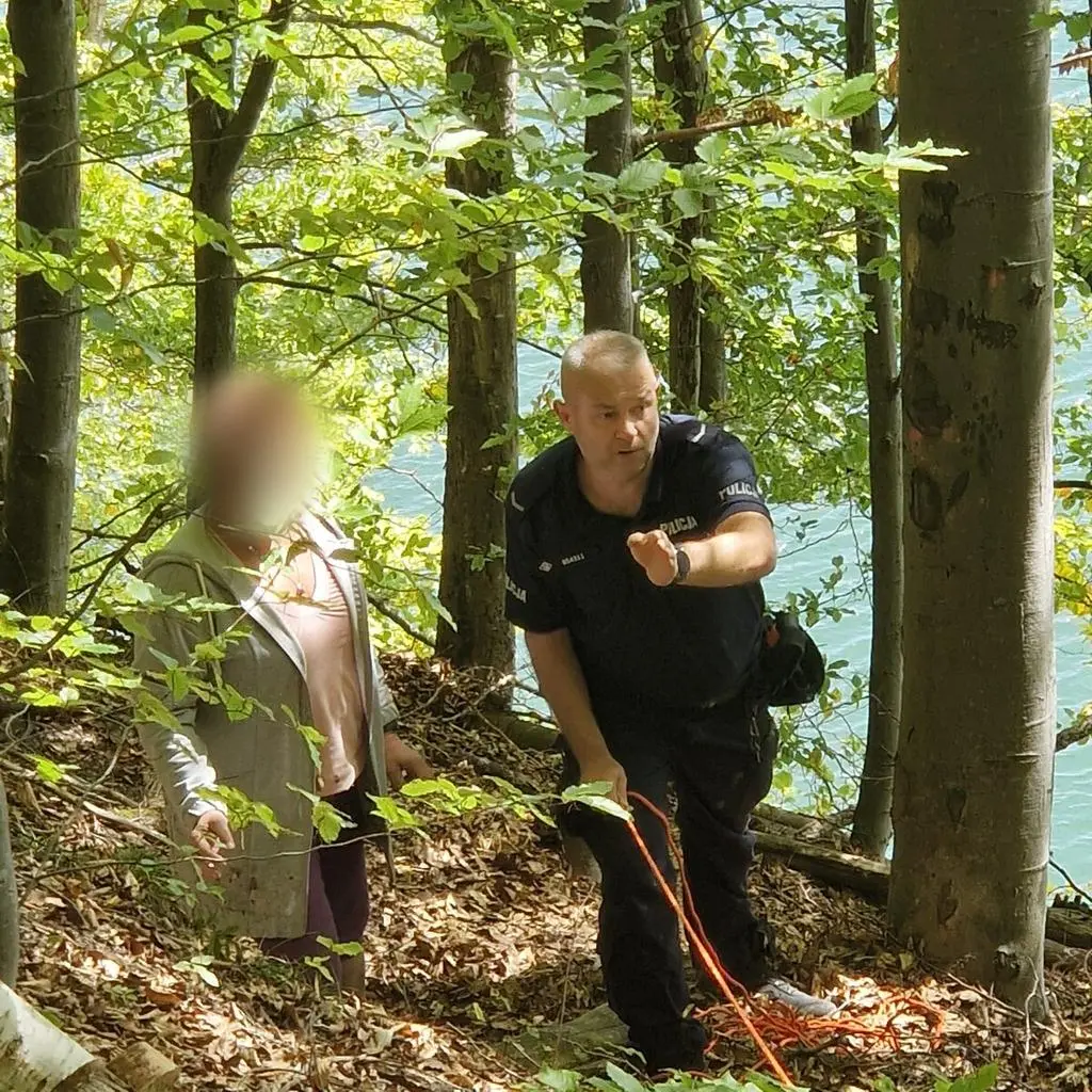 Policjanci pomogli turystce 