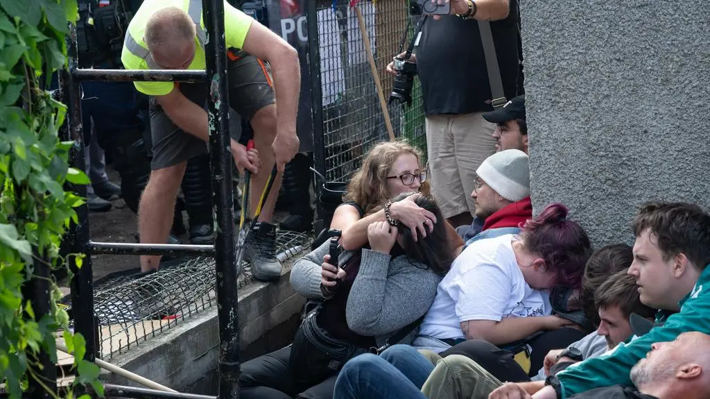 Policjanci wchodzą na teren posesji