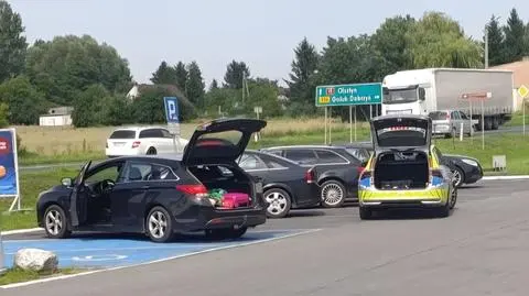 Policjant odebrał poród na parkingu