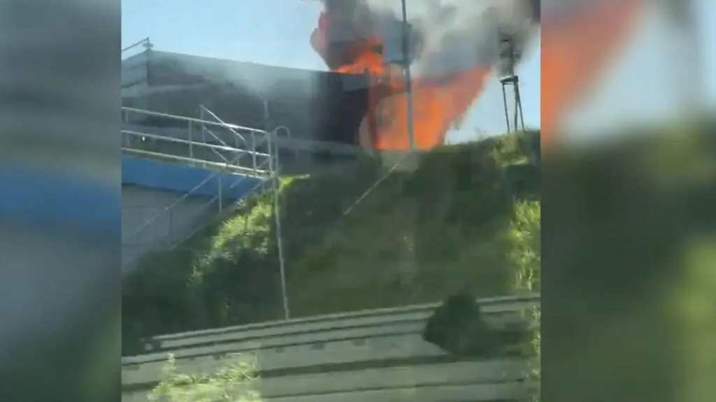 Kłęby dymu nad miastem. Spłonęła ciężarówka