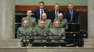 W pierwszym rzędzie: Dowódca Operacyjny Rodzajów Sił Zbrojnych gen. Maciej Klisz, szef Sztabu Generalnego WP gen. Wiesław Kukuła, Dowódca Generalny Rodzajów Sił Zbrojnych gen. broni Marek Sokołowski na sali obrad Sejmu w Warszawie