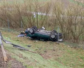 Chciał się napić, doprowadził do dachowania