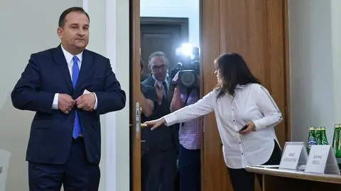 Wedle mojej wiedzy przestępca siedzi w więzieniu