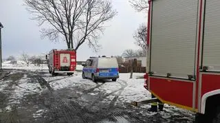 Policja poprosiła o pomoc straż pożarną w celu wyważenia drzwi