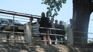 Brian May i Roger Taylor z zespołu Queen zwiedzają Wrocław… z poziomu łódki. Muzycy, którzy w sobotę razem z Adamem Lambertem zagrają na stadionie, skorzystali z pięknej pogody i wybrali się na rejs po Odrze. 