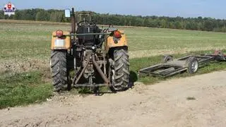 Ciągnik został zabrany wraz z przyczepkami 