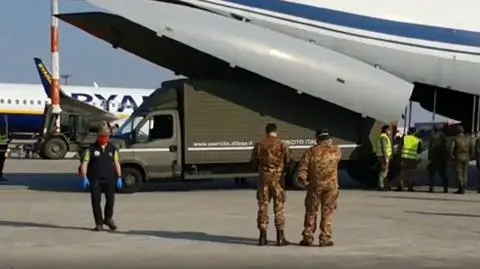 "Nikt nie pomyślał". Rok po lądowaniu 15 rosyjskich samolotów we Włoszech pytania o cel misji