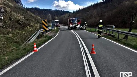 Samochód zjechał z parkingu i spadł z 50-metrowej skarpy